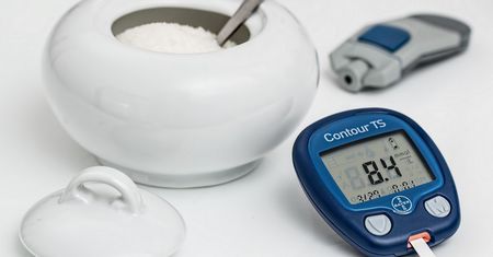 Hipoglikemia reaktywna – objawy, przyczyny i leczenie