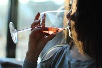 "Alkoholowa twarz" zniknie. Hepatolożka wyjaśnia, jak szybko