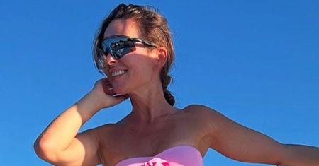 Odziana w różowe bikini Paulina Sykut-Jeżyna pozdrawia z Mazur. Fani zachwyceni: "Wyglądasz jak OSIEMNASTOLATKA"