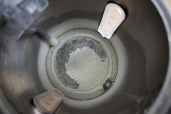 Wlej do czajnika zamiast octu. Kamień zejdzie całymi płatami