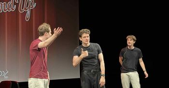 Łódź. Adam Fidusiewicz i improwizatorzy rozpoczęli wakacyjny cykl stand-upowy na Piotrkowskiej