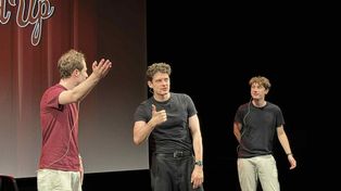 Łódź. Adam Fidusiewicz i improwizatorzy rozpoczęli wakacyjny cykl stand-upowy na Piotrkowskiej