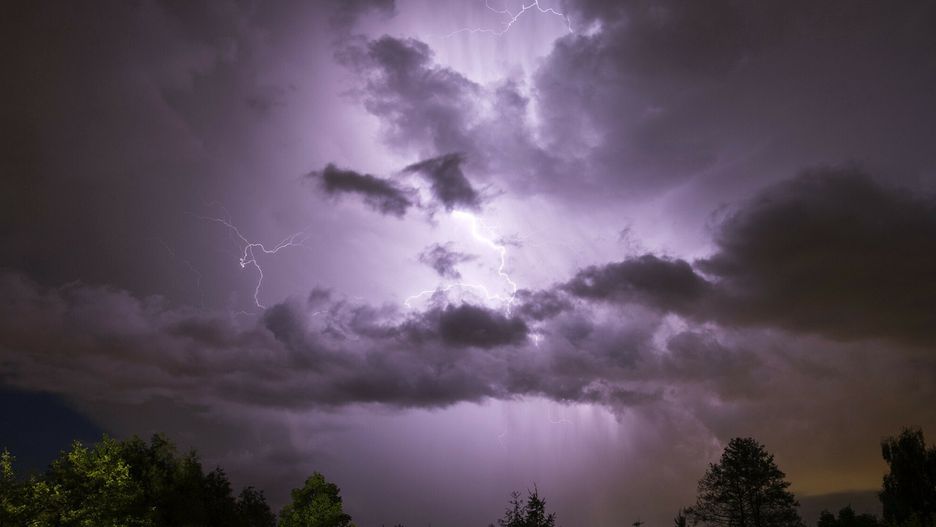 Pogoda. IMGW przedłużył ostrzeżenia przed ulewami dla trzech województw