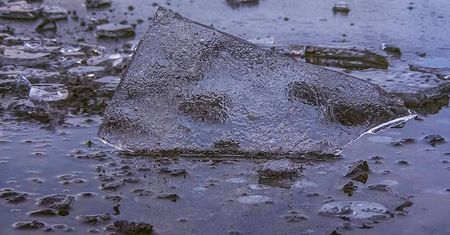Zwłoki mężczyzny zamarznięte w rozlewisku. Strażacy musieli rozkuć lód