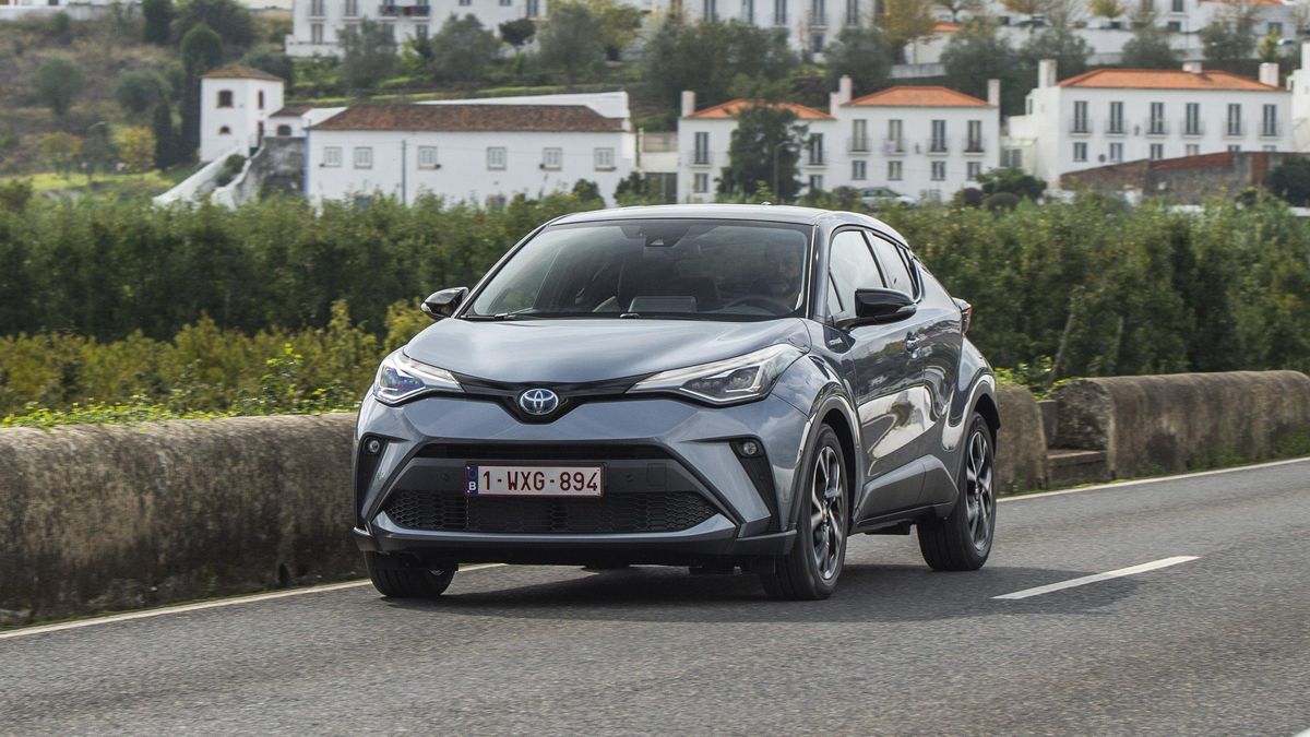 Crossover Toyoty podrożał na tyle, że odmiana spalinowa nie ma już żadnego sensu.