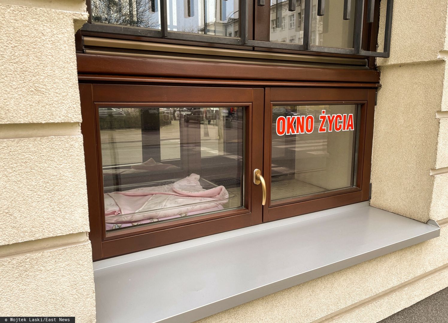 Dwulatek zostawiony w oknie życia. Prokuratura prowadzi postępowanie