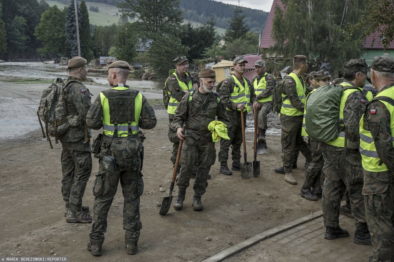 Podawał się za żołnierza. Pytał o słabe punkty wałów. Usłyszał zarzuty
