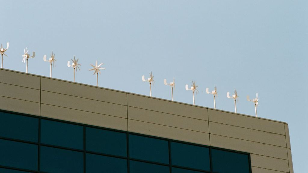 Turbiny wiatrowe mają zasilać ursynowski ratusz w energię (zdj. ilustracyjne).