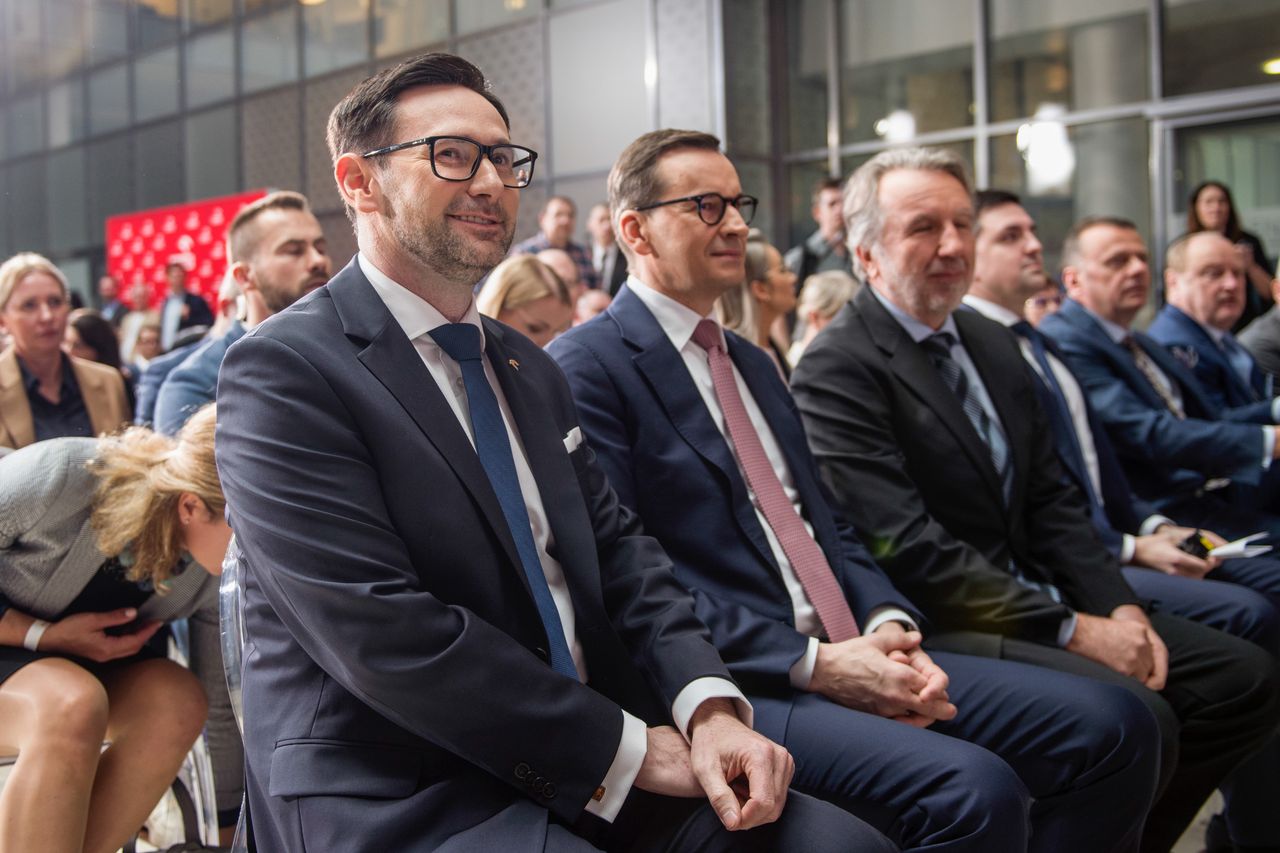 Prezes PKN Orlen Daniel Obajtek i premier Mateusz Morawiecki