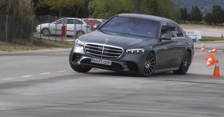 Mercedes Klasy S w teście łosia. Poszedł w pachołki jak dzik w sosnę