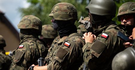 "Teraz będziemy patrzeć przez palce". Rząd daje "zielone światło" żołnierzom na granicy