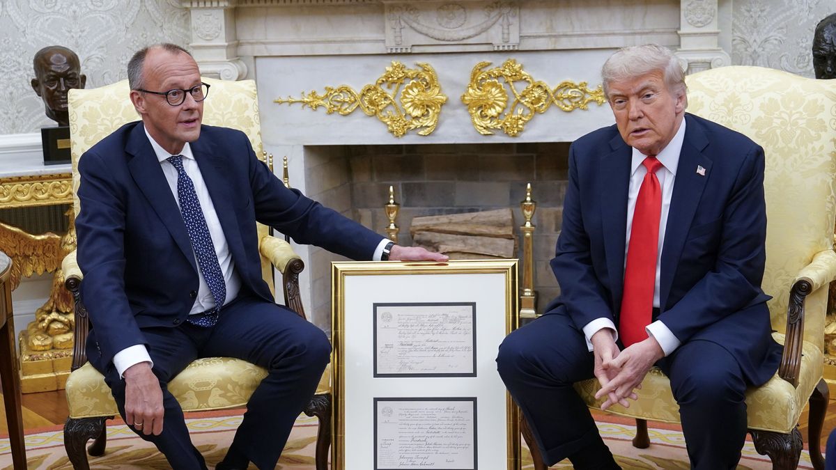 German Chancellor Friedrich Merz (L) presents US President Donald J Trump with what he said is the birth certificate of Trump's grandfather, 'Born in 1869,' as they meet at the Oval Office of the White House in Washington, DC, USA, 05 June 2025. EPA/CHRIS KLEPONIS / POOL Dostawca: PAP/EPA.