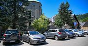 Parafia pobiera opłaty za parkowanie na publicznej drodze? Miasto mówi: to działanie bez podstawy prawnej