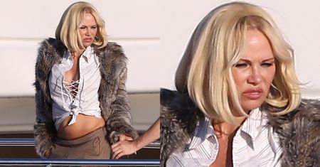 Odprężona, 50-letnia Pamela pozuje na jachcie w Saint-Tropez (ZDJĘCIA)