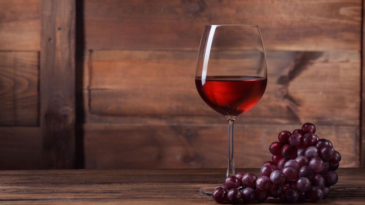 Najlepszym i naturalnie dostępnym źródłem resweratrolu jest czerwone wino i ciemne owoce winogrona.