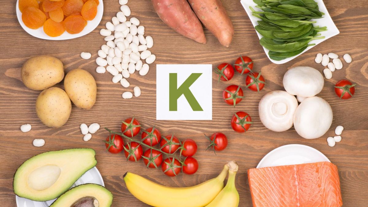 Witamina K znajduje się w wielu owocach i warzywach. 