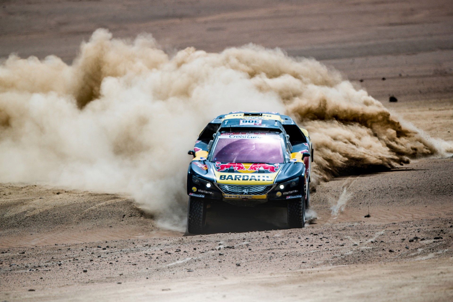 Dawniej Dakar był trudnym rajdem terenowym, miejscami wręcz przeprawowym. Dziś bardziej przypomina rajdy płaskie. Dlatego nie dziwi fakt, że tacy zawodnicy jak Sebastien Loeb czy Mikko Hirvonen od razu radzą sobie w nim dobrze. A napęd na cztery koła w większości sytuacji się nie przydaje.