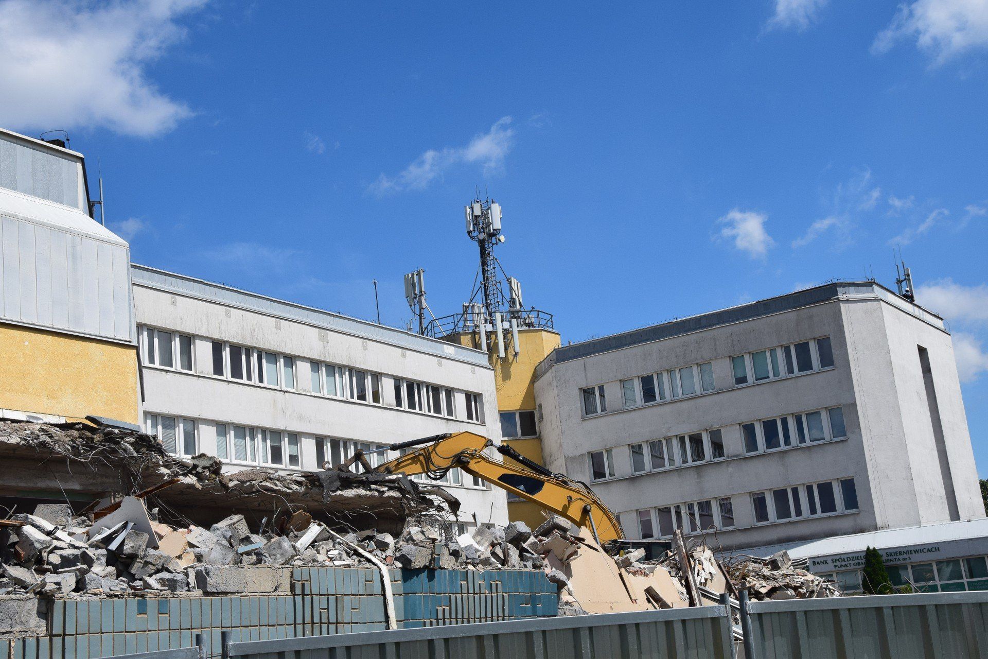 Rozpoczęły się prace nad rozbiórką &#34;Białego Domu&#34;, budynku przy ulicy Mszczonowskiej 33/35 w Skierniewicach, w zamyśle mającego być siedzibą Komitetu Wojewódzkiego PZPR
