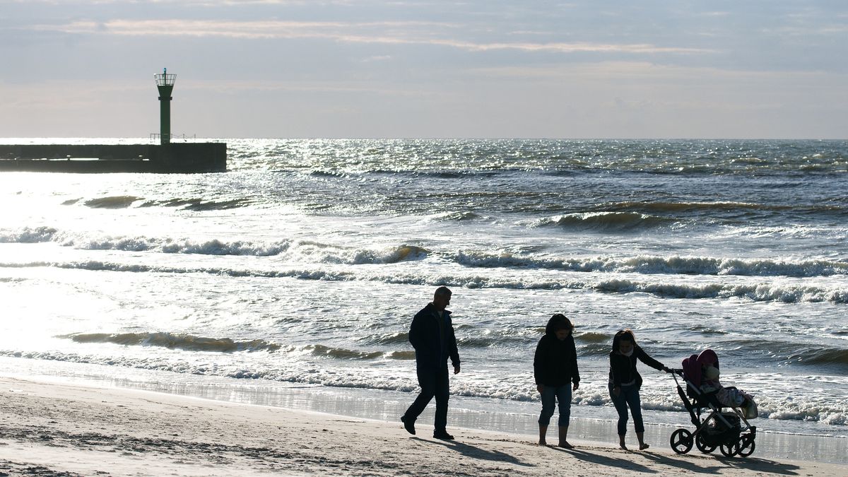 Pogoda plaża bałtyk wakacje fale morze wakacje Polska