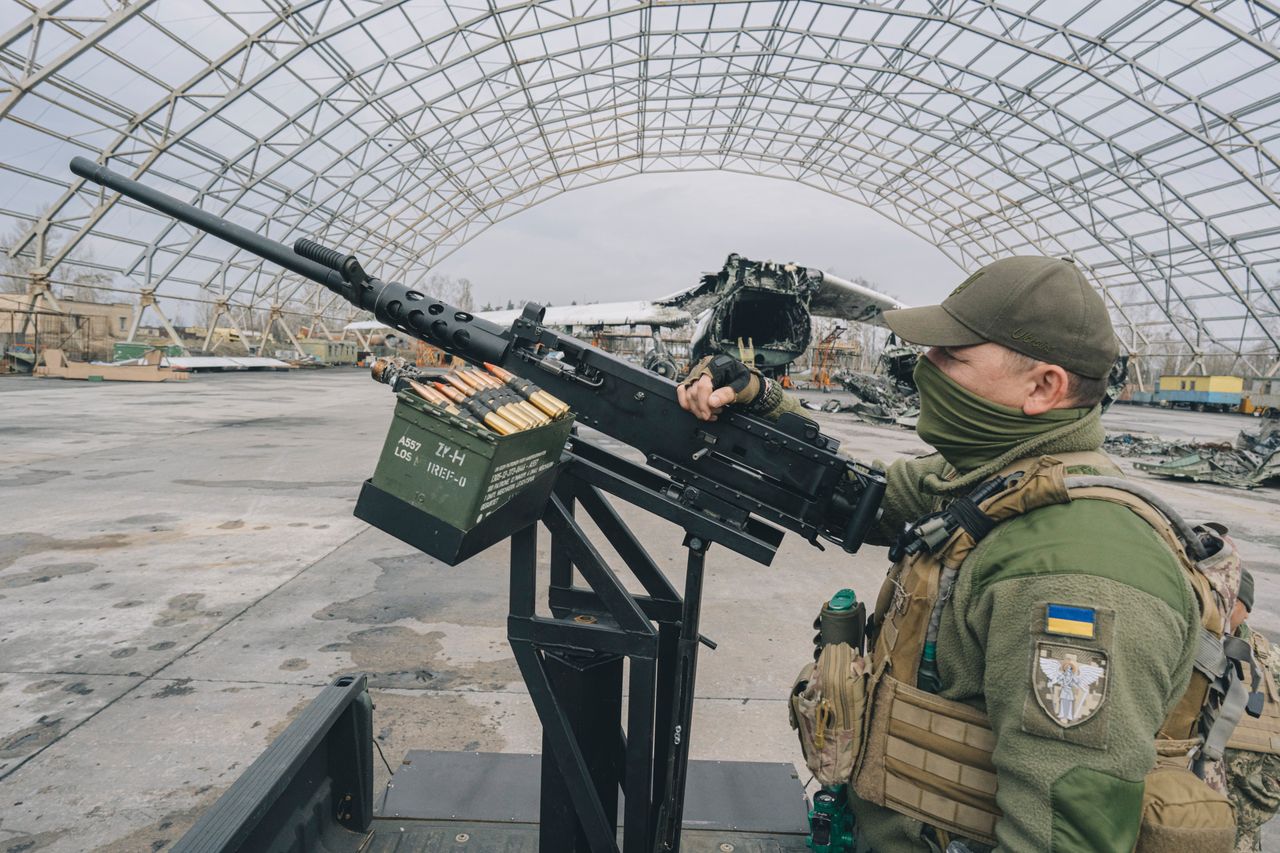 A Ukrainian shooter on a pickup truck with a Browning M2 heavy machine gun.