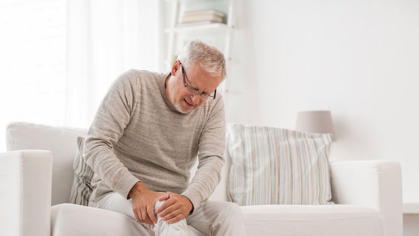 Spuchnięte kolano to najczęściej objaw urazu stawu kolanowego