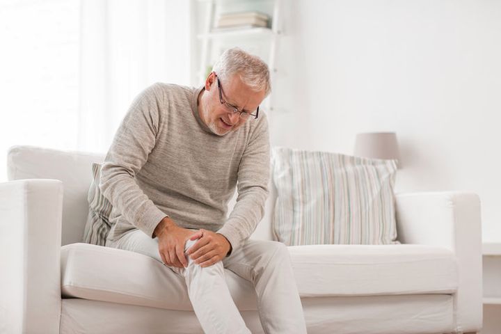 Spuchnięte kolano to najczęściej objaw urazu stawu kolanowego