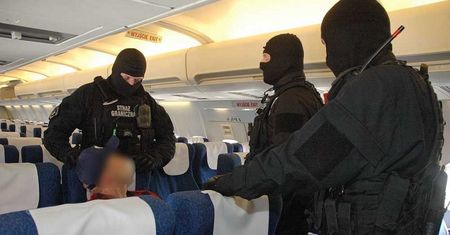 Pijany awanturnik na pokładzie samolotu w Modlinie. Opuścił pokład w kajdankach