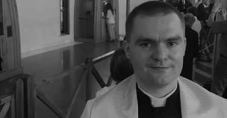 Nie żyje lubiany ksiądz. Został znaleziony w basenie