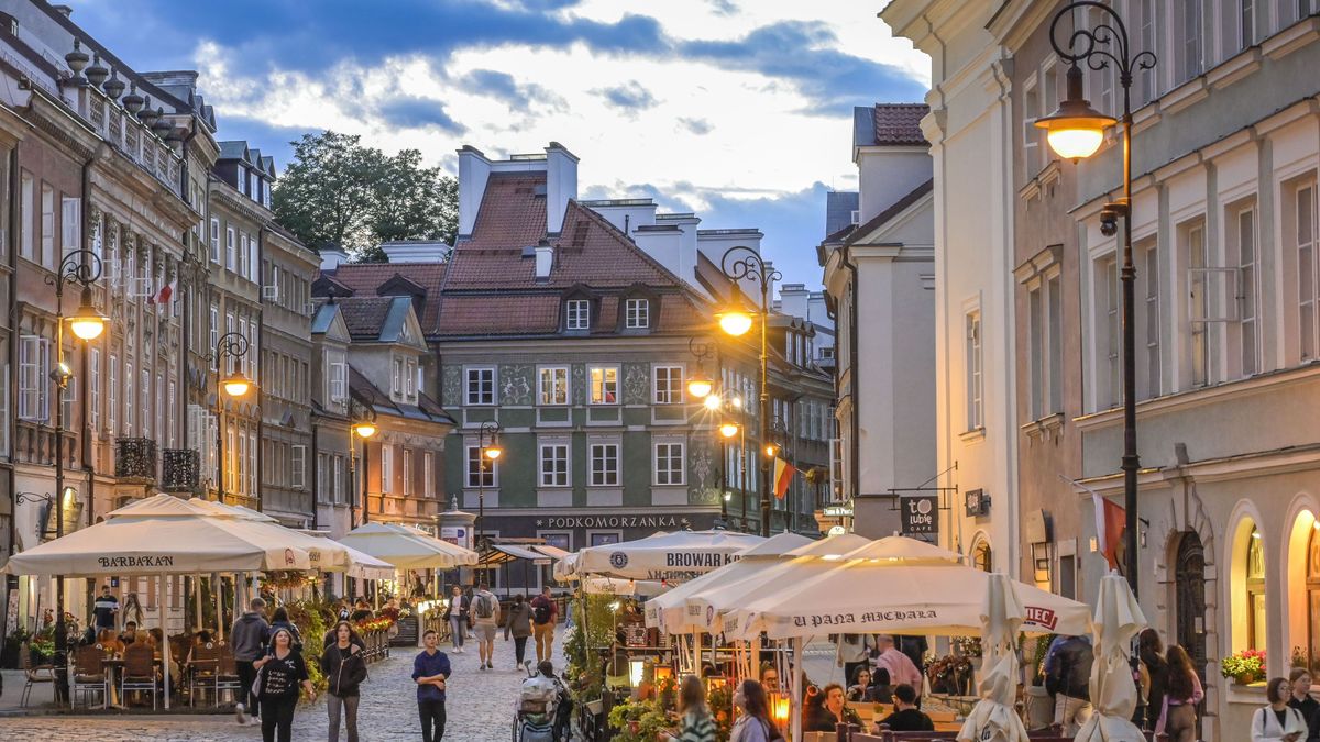 Street scene, restaurants, Freta, historic New Town Nowe Miasta, Warsaw, Masovian Voivodeship, Poland. (Photo by: Bildagentur-online/Schoening/Universal Images Group via Getty Images)