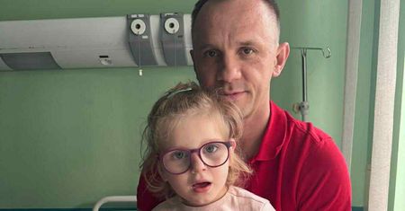 Zdobywa szczyty, aby pomóc ukochanej córeczce. Tata Paweł apeluje o wsparcie na leczenie Oli