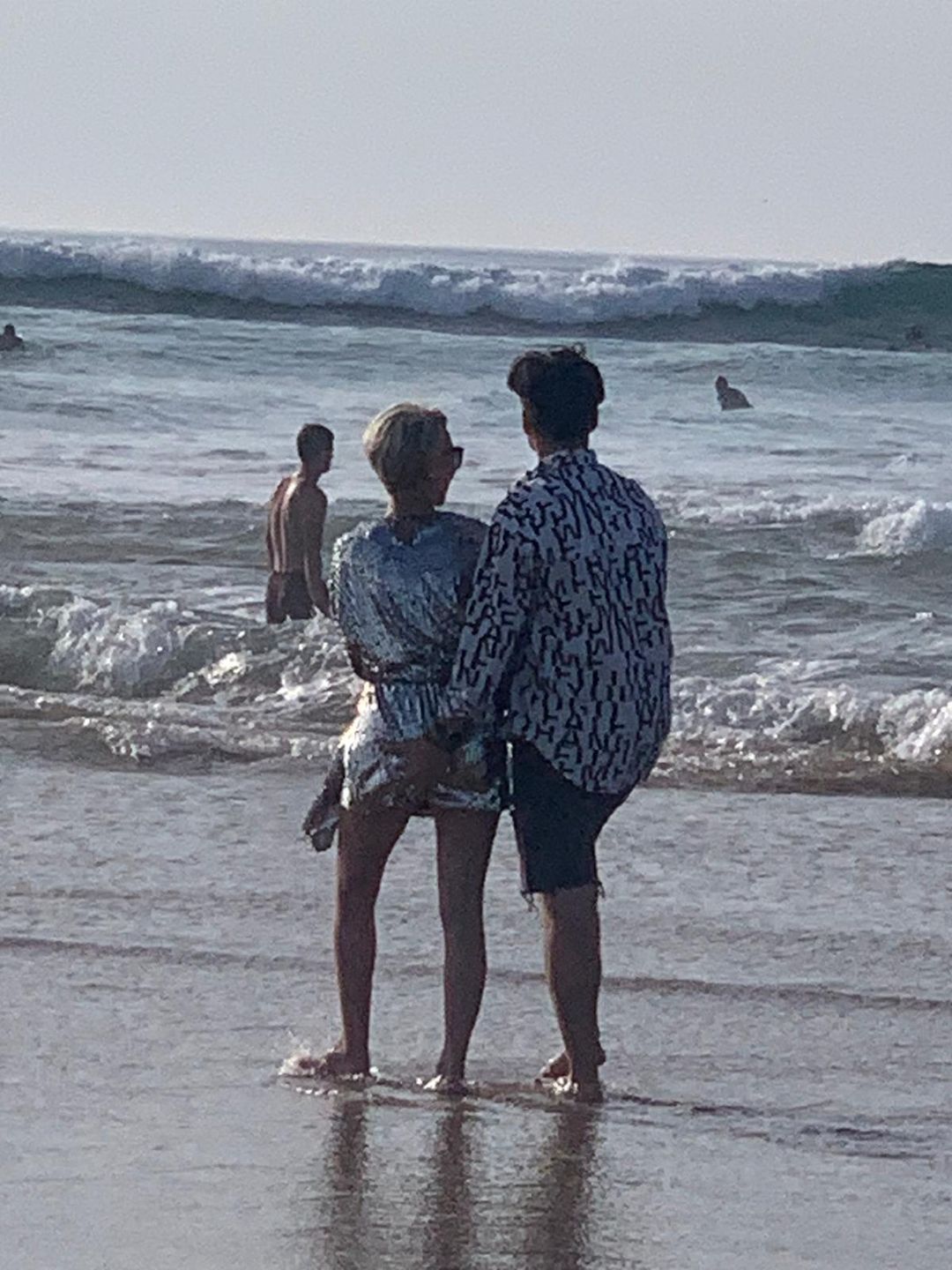 Paulla obściskuje się z partnerem na portugalskiej plaży