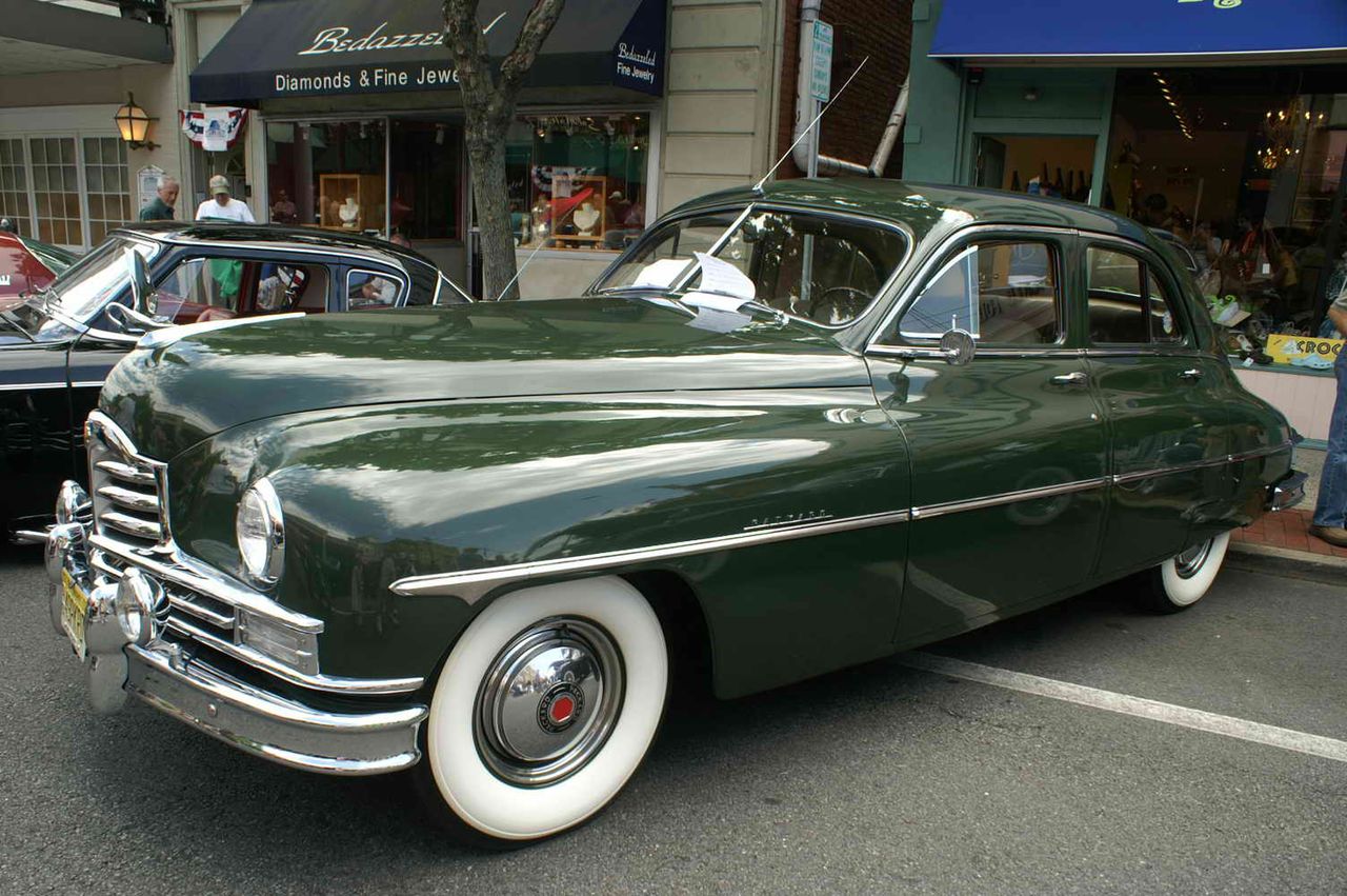 1948 Packard Super Eight (fot. classicarat.us)