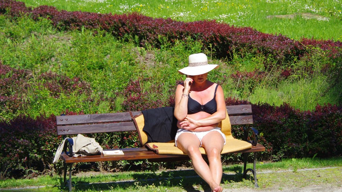 Kobieta na ławce w parku