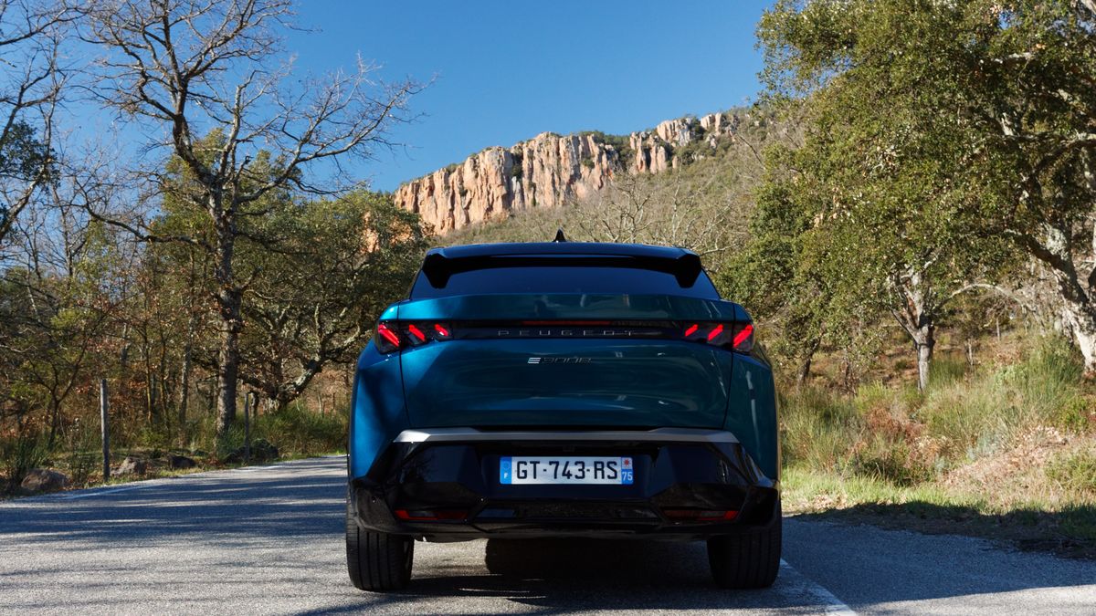 Peugeot E-3008. Auto przyciąga uwagę. Na parkingu w okolicach Nicei oglądał je zainteresowany kierowca