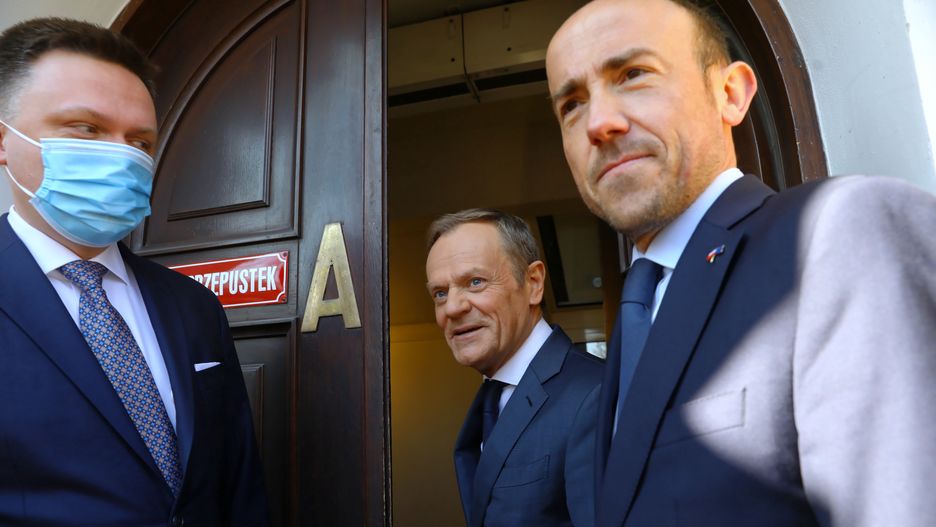  Warszawa, 21.03.2022. Przewodniczący Platformy Obywatelskiej RP Donald Tusk (C), lider Ruchu Polska 2050 Szymon Hołownia (L) i przewodniczący KP KO Borys Budka (P) w drodze na spotkanie w Kancelarii Prezesa Rady Ministrów w Warszawie, 21 bm. Premier Mateusz Morawiecki będzie rozmawiał z liderami ugrupowań parlamentarnych na temat sytuacji na Ukrainie. (aldg) PAP/Rafał Guz

