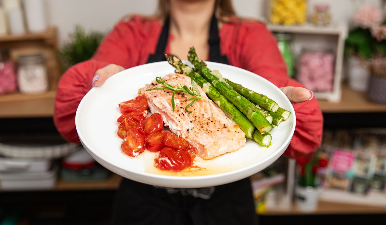 Łosoś i zielone szparagi z piekarnika. Ten obiad praktycznie robi się sam