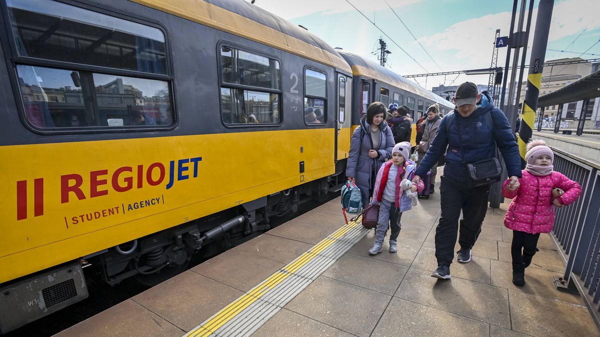 Train with Ukrainian refugees arrived in Prague
The humanitarian train by RegioJet company with war refugees from Ukraine arrived at main railway station in Prague, Czech Republic, on March 3, 2022. (CTK Photo/Vit Simanek) 
Dostawca: PAP/CTK
Vit Simanek
Czech Republic, Ukraine, fights, invasion, war, migration, refugees, social, rail transport, Prague, child, children