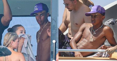 Otoczony wianuszkiem kobiet Lamine Yamal wyleguje się na jachcie. 17-letniego piłkarza przyłapano na Ibizie