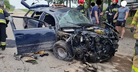 Z dużą prędkością wjechał w ogrodzenie kościoła. Chciał zabić żonę i siebie?