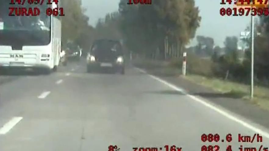 Dwa samochody idą na czołówkę z policjantami 1