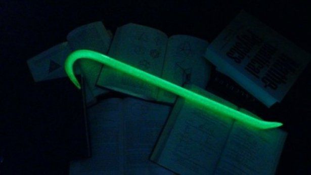 Świecący łom - bron przeciwko zombie, w sam raz na święta 1