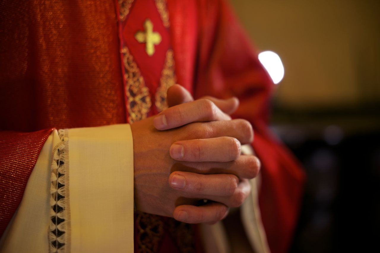 Włoski ksiądz pobłogosławił smartfony wiernych