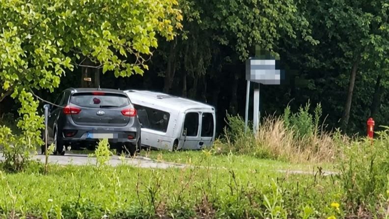 Opel w rowie, pasażer w zaroślach.