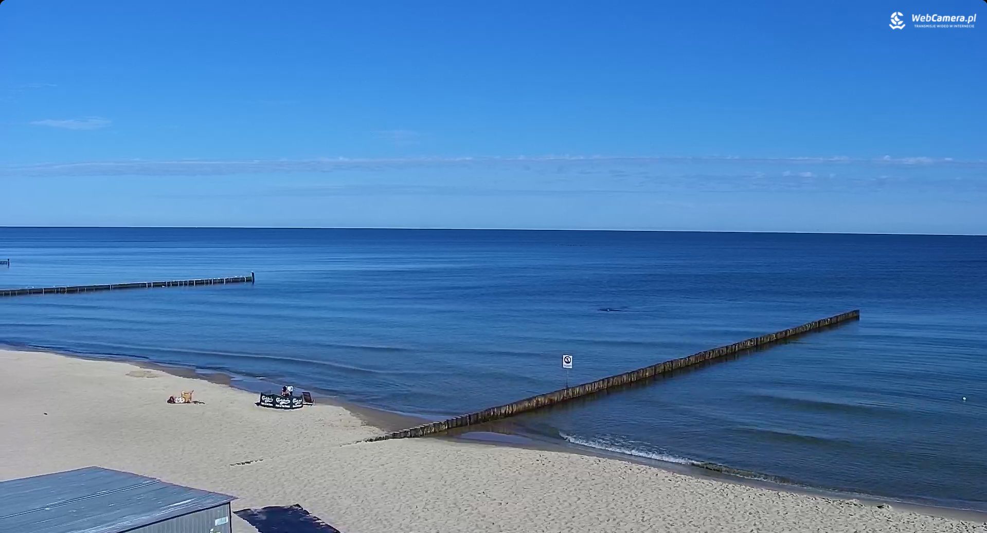 Ustronie Morskie. Plażowicze zameldowali się tuż przy brzegu już o 8:35