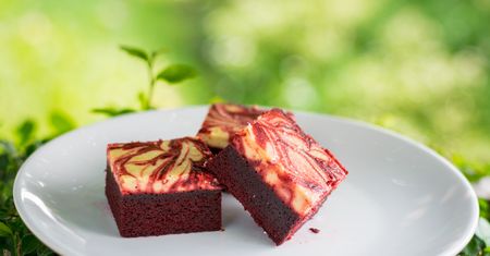 Dietetyczne brownie z musem truskawkowym – zdrowy deser bez wyrzutów