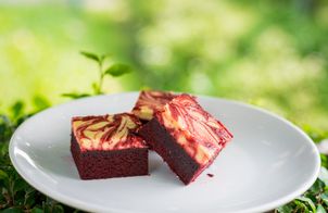 Dietetyczne brownie z musem truskawkowym – zdrowy deser bez wyrzutów