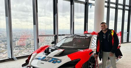 McLaren Senna GTR stanął w apartamencie na 57. piętrze. Milionerzy mają fantazję