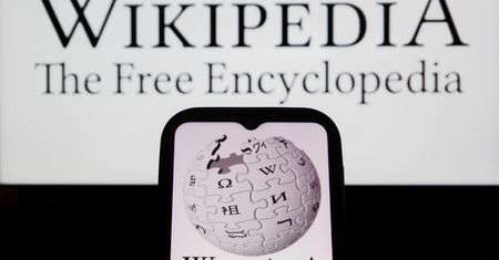 25 lat Wikipedii. Z okazji urodzin dogadała się z gigantami AI