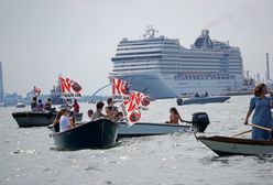 Włochy. Do Wenecji wpłynął wycieczkowiec. Powitały go protesty