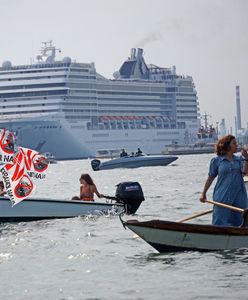 Włochy. Do Wenecji wpłynął wycieczkowiec. Powitały go protesty